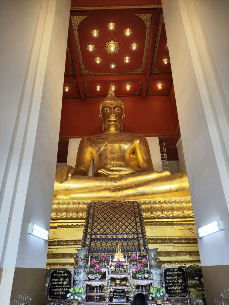 大城寺廟內的金色坐佛